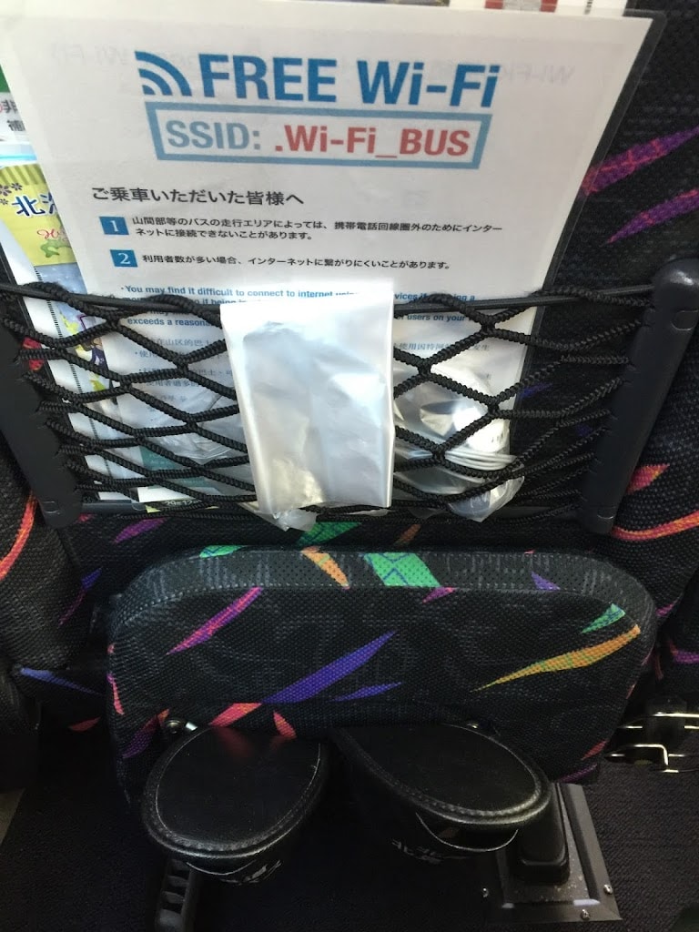 巴士上面有Wi-Fi，還有小桌子